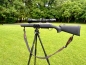 Das Carbon-Dreibeinstativ mit fixiertem Gewehr.
