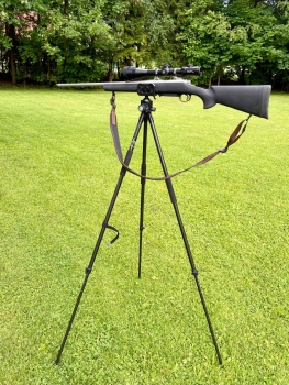 Das Carbon-Dreibeinstativ mit fixiertem Gewehr.